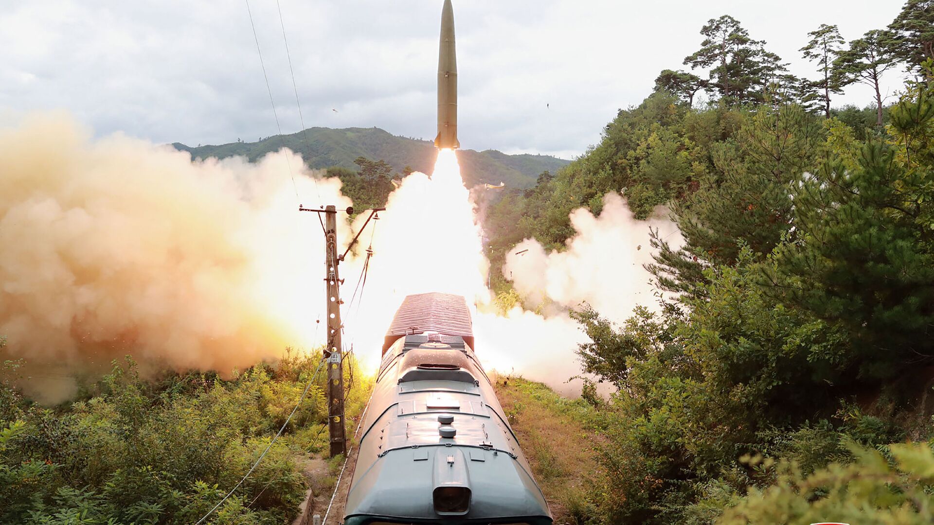 تظهر هذه الصورة التي التقطت في 15 سبتمبر 2021، نشرتها وكالة الأنباء المركزية الكورية الرسمية في كوريا الشمالية في 16 سبتمبر، اختبارات لإطلاق تجريبي لفوج صاروخي محمول على السكك الحديدية. - سبوتنيك عربي, 1920, 15.10.2021