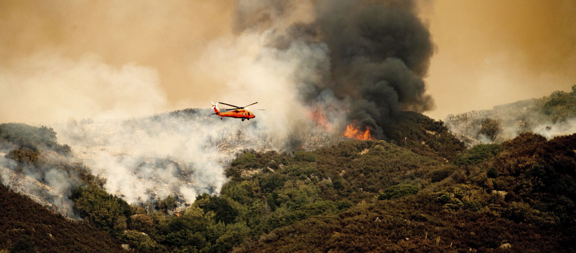 طائرة هليكوبتر تستعد لإسقاط الماء على حريق مجمع كي إن بي في حديقة سيكويا الوطنية، كاليفورنيا، 15 سبتمبر 2021. - سبوتنيك عربي, 1920, 19.09.2021
