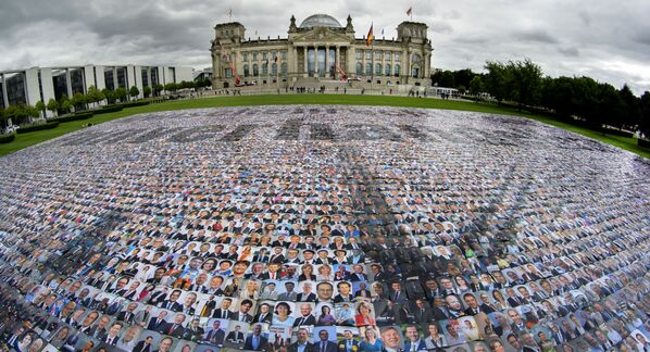 وضع صور للسياسيين أمام مبنى الرايخستاغ، مضيف البرلمان الفيدرالي الألماني البوندستاغ، من قبل مجموعة حملة '#unverhandelbar' (# غير قابل للتفاوض) في برلين، ألمانيا، 16 سبتمبر 2021 للاحتجاج على انتهاكات حقوق الإنسان على الحدود الخارجية لأوروبا. - سبوتنيك عربي