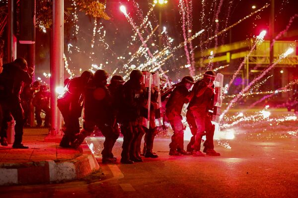 الألعاب النارية التي ألقاها متظاهرون تنفجر أمام صف من ضباط شرطة مكافحة الشغب خلال مظاهرة مناهضة للحكومة في بانكوك، تايلاند، 13 سبتمبر 2021.
 - سبوتنيك عربي