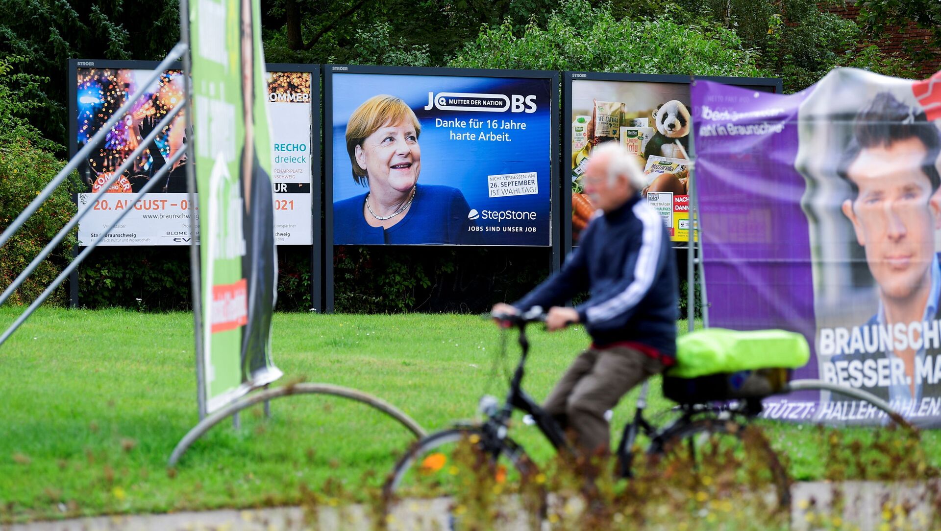 لافتات عليها مستشارة ألمانيا أنجيلا ميركل قبل انتخابات 26 سبتمبر، ألمانيا، 16 سبتمبر 2021. - سبوتنيك عربي, 1920, 26.09.2021