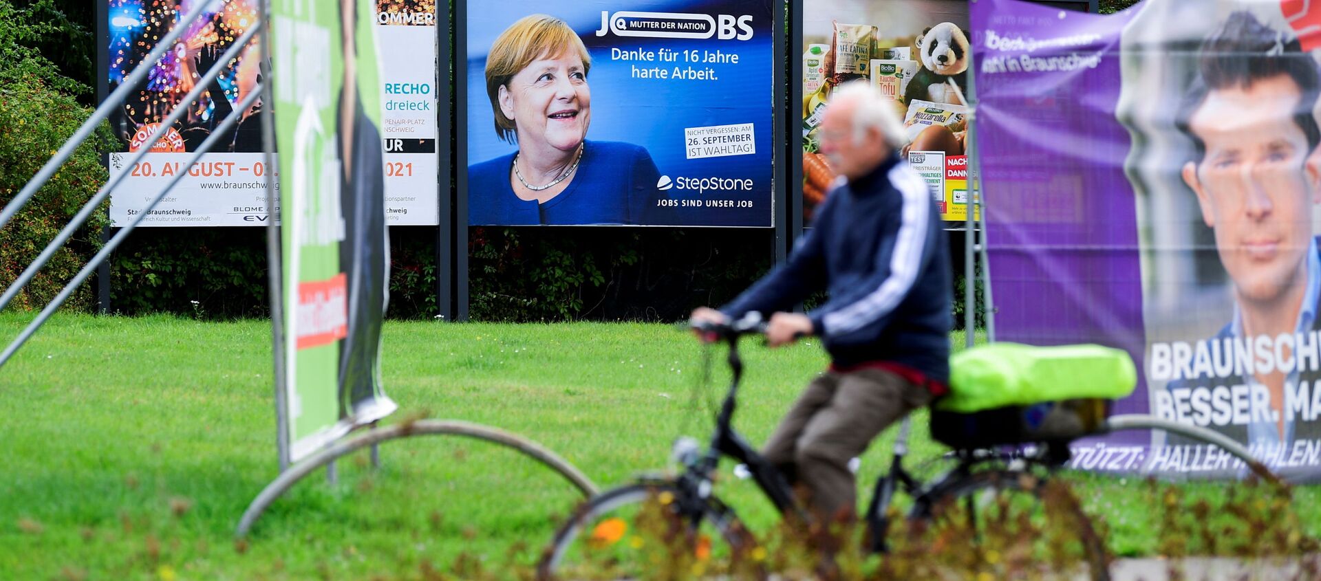 لافتات عليها مستشارة ألمانيا أنجيلا ميركل قبل انتخابات 26 سبتمبر، ألمانيا، 16 سبتمبر 2021. - سبوتنيك عربي, 1920, 26.09.2021