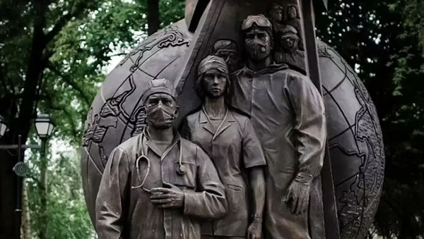 نصب تذكاري لأطباء كوفيد - 19 أمام متحف التاريخ الطبي باسم سيتشينو في موسكو - سبوتنيك عربي