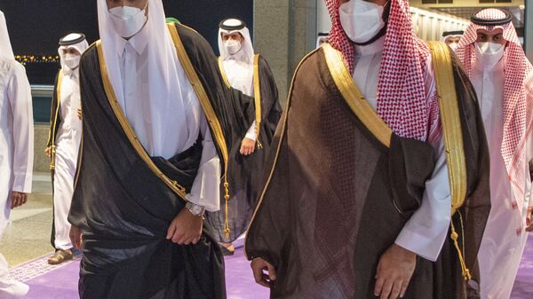 ولي العهد السعودي، الأمير محمد بن سلمان، مع أمير قطر، الشيخ تميم بن حمد آل ثاني - سبوتنيك عربي