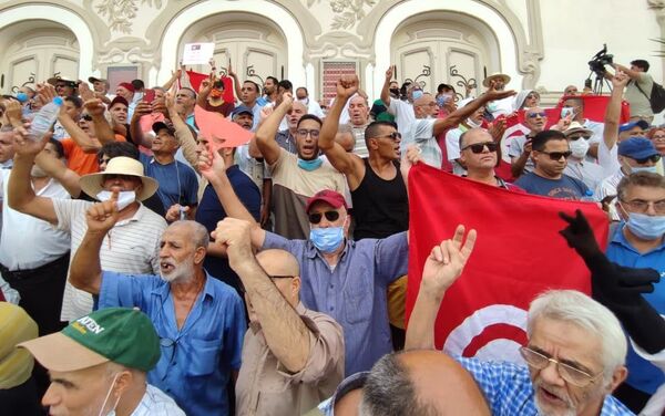 وقفة احتجاجية رافضة لقرارات الرئيس التونسي - سبوتنيك عربي