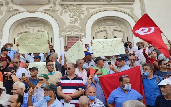 وقفة احتجاجية رافضة لقرارات الرئيس التونسي - سبوتنيك عربي