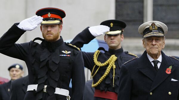 الأمير البريطاني هاري مرتديا الزي العسكري بصحبة جده الراجل الأمير فيليب - سبوتنيك عربي