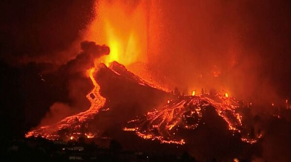 بركان جبل كمبر فيجا في جزيرة لا بالما الإسبانية بالمحيط الأطلسي، 19 سبتمبر 2021 - سبوتنيك عربي
