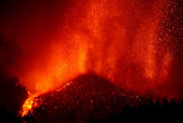 بركان جبل كمبر فيجا في جزيرة لا بالما الإسبانية بالمحيط الأطلسي، 19 سبتمبر 2021 - سبوتنيك عربي