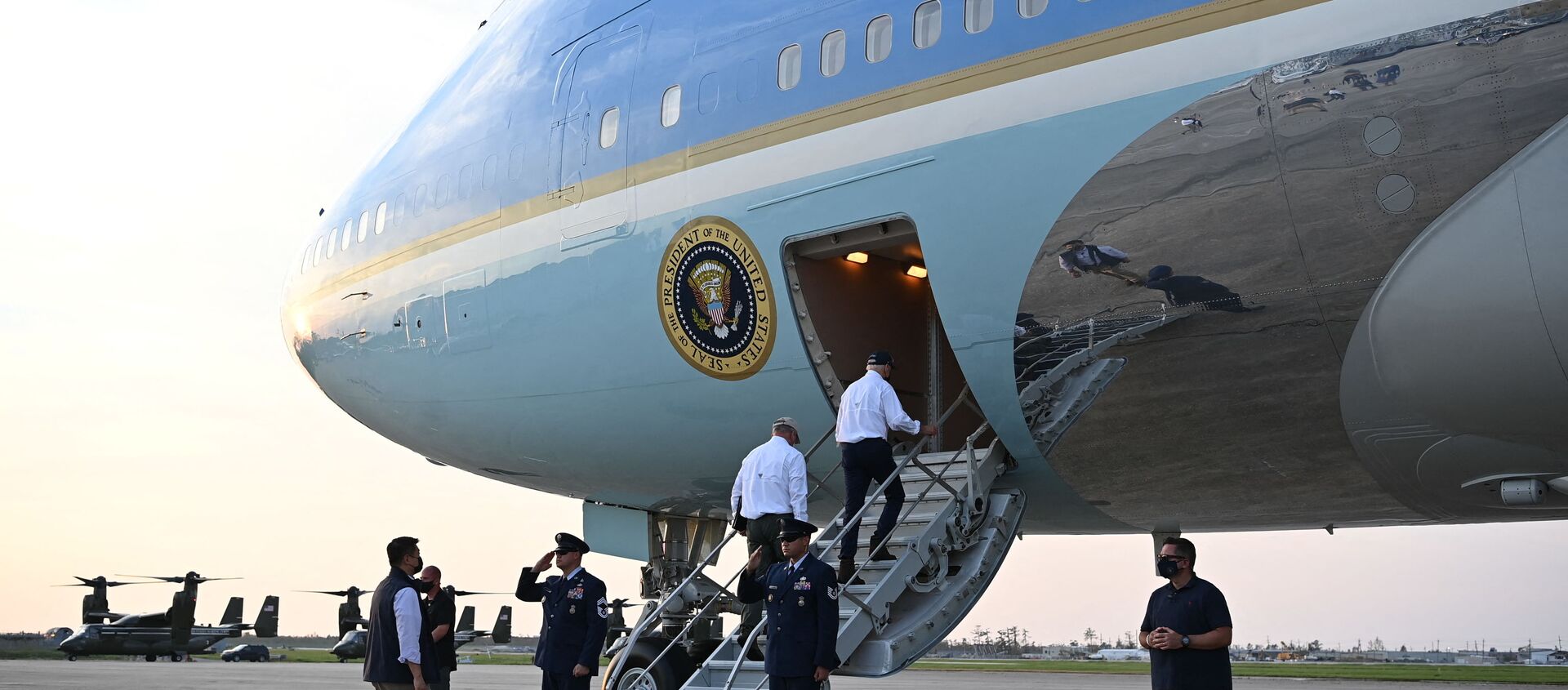 الرئيس الأمريكي، جو بايدن، يستقل الطائرة الرئاسية الأمريكية - سبوتنيك عربي, 1920, 20.09.2021