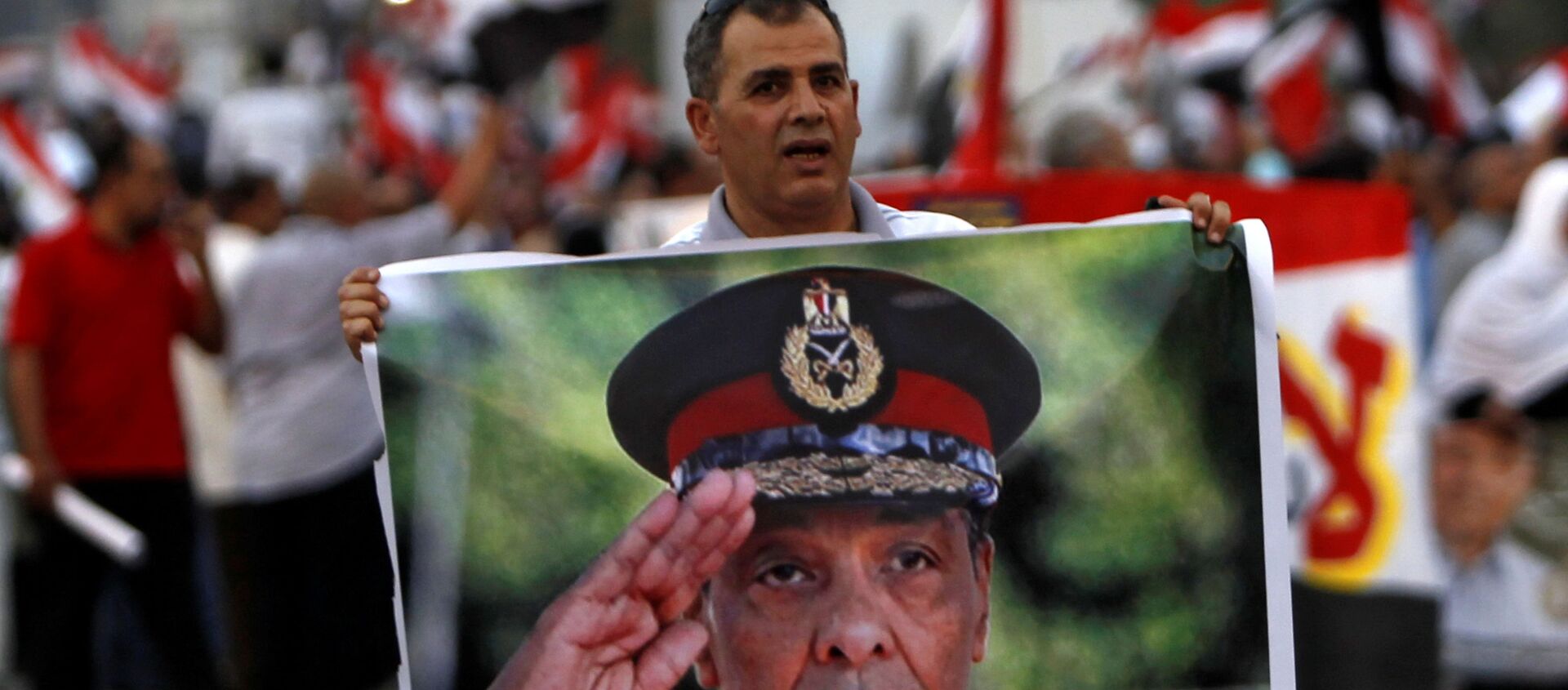 رجل يحمل صورة وزير الدفاع المصري الأسبق محمد حسين طنطاوي، القاهرة، مصر 23 يونيو 2021 - سبوتنيك عربي, 1920, 21.09.2021