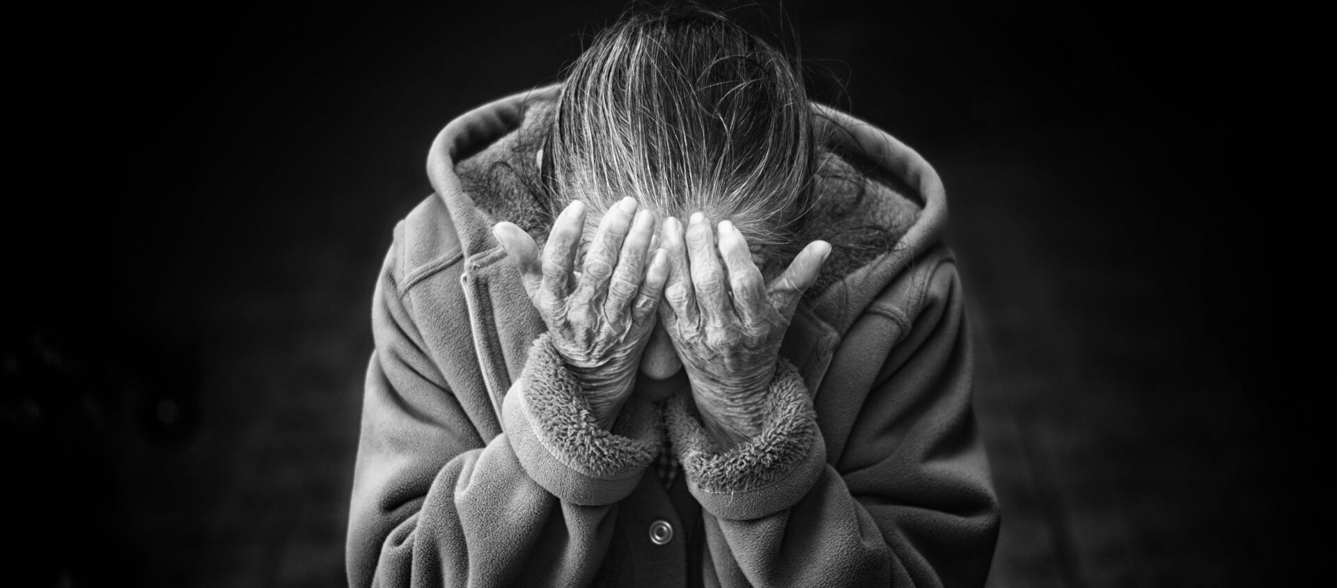 امرأة مسنة تبكي  - سبوتنيك عربي, 1920, 23.09.2021