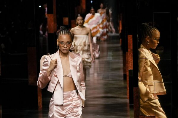 عارضات الأزياء يرتدين إبداعات لمجموعة Fendi لربيع وصيف 2022 خلال أسبوع الموضة في ميلانو، إيطاليا، 22 سبتمبر 2021. - سبوتنيك عربي