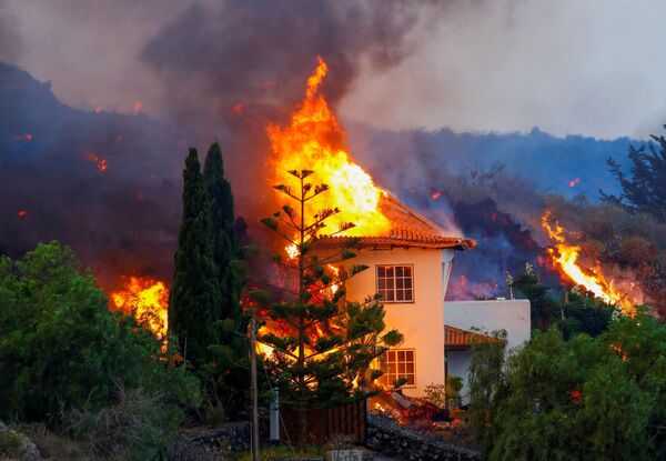 منزل يحترق بسبب الحمم البركانية من ثوران بركان في حديقة كومبر فيجا الوطنية في جزيرة الكناري في لا بالما، 20 سبتمبر 2021. - سبوتنيك عربي