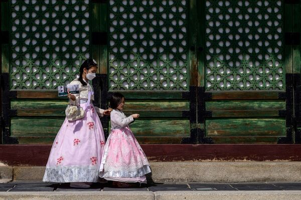 يرتدي الزوار فستان الهانبوك التقليدية في قصر كيونغ بوك غونغ في سئول قبل يوم من عطلة تشوسوك، كوريا الجنوبية،  20 سبتمبر 2021. - سبوتنيك عربي