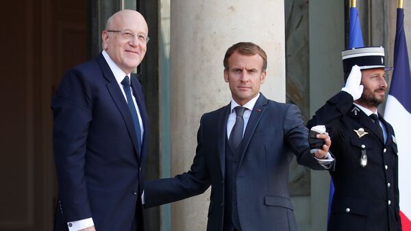 الرئيس الفرنسي إيمانويل ماكرون يلتقي مع رئيس الحكومة اللبنانية نجيب ميقاتي في باريس، فرنسا 24 سبتمبر 2021 - سبوتنيك عربي