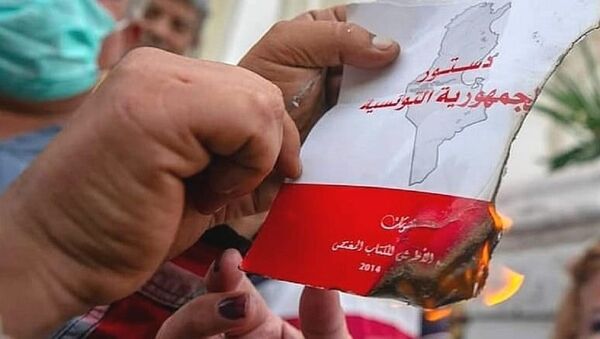 بعض أنصار قيس سعيد يضرمون النار في الدستور  - سبوتنيك عربي