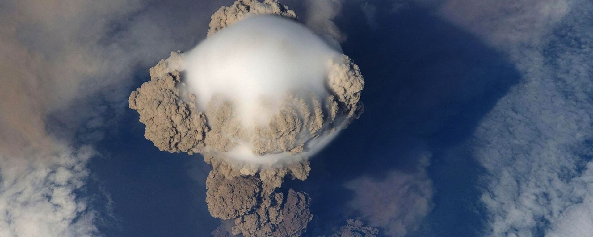 مشهد جوي لانفجار بركاني عنيف  - سبوتنيك عربي, 1920, 10.12.2023