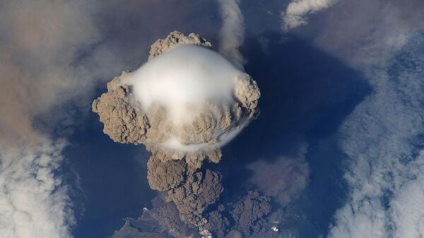 مشهد جوي لانفجار بركاني عنيف  - سبوتنيك عربي