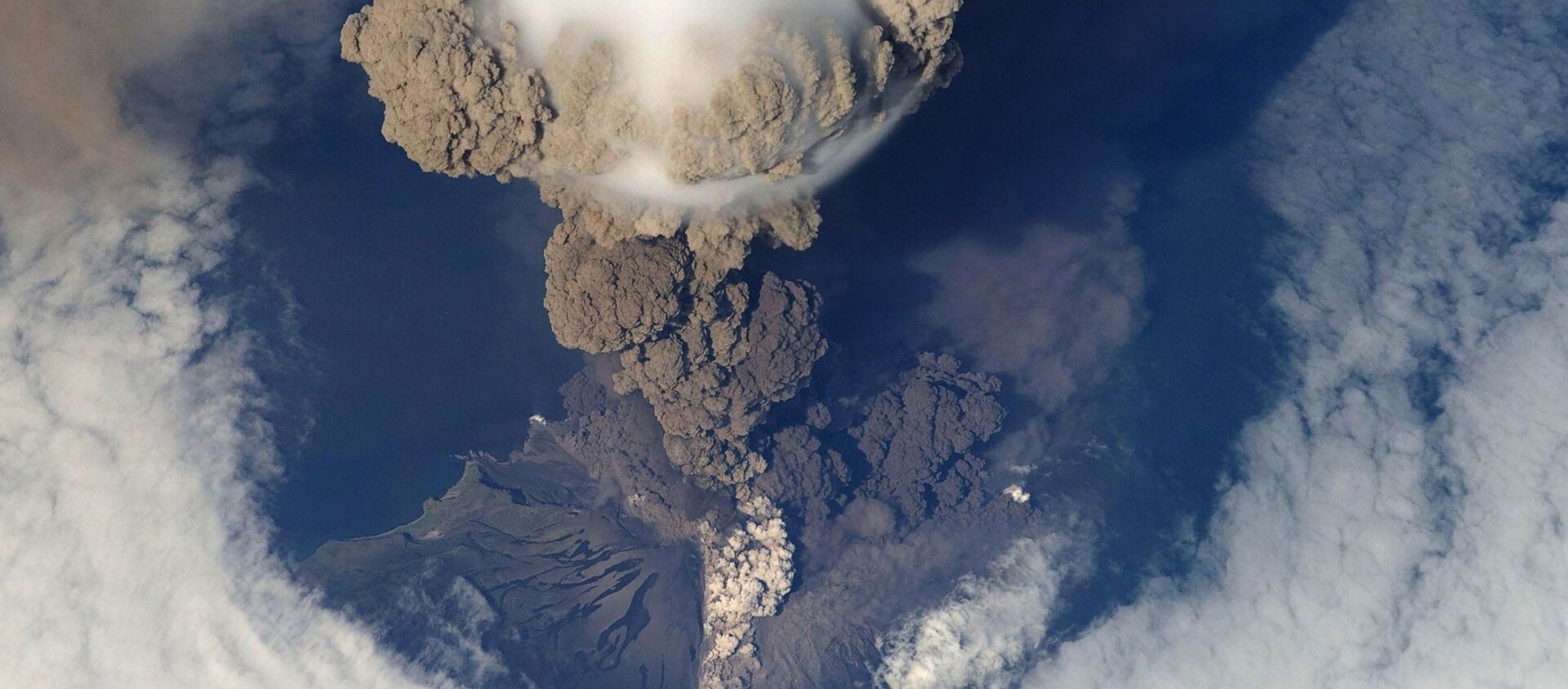 مشهد جوي لانفجار بركاني عنيف  - سبوتنيك عربي, 1920, 25.09.2021