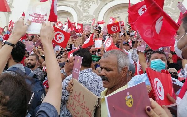 معارضون يحتجون على قرارات الرئيس التونسي - سبوتنيك عربي