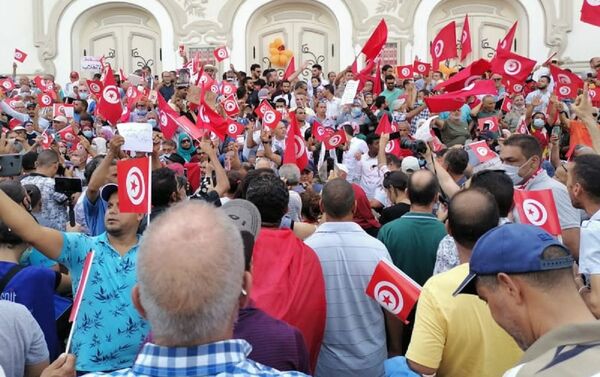 معارضون يحتجون على قرارات الرئيس التونسي - سبوتنيك عربي