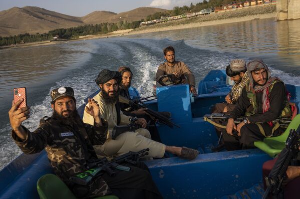 عناصر من حركة طالبان يستمتعون برحلة على متن قارب في سد قرغة، الواقع على أطراف كابول، أفغانستان، 24 سبتمبر 2021. - سبوتنيك عربي