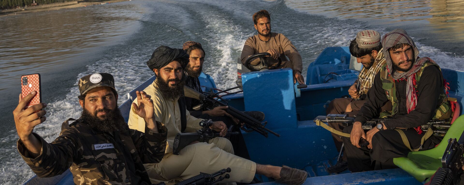 عناصر من حركة طالبان يستمتعون برحلة على متن قارب في سد قرغة، الواقع على أطراف كابول، أفغانستان، 24 سبتمبر 2021. - سبوتنيك عربي, 1920, 15.08.2022
