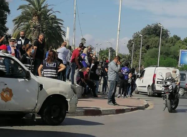 حشود أمنية ومتظاهرين أمام البرلمان التونسي - سبوتنيك عربي