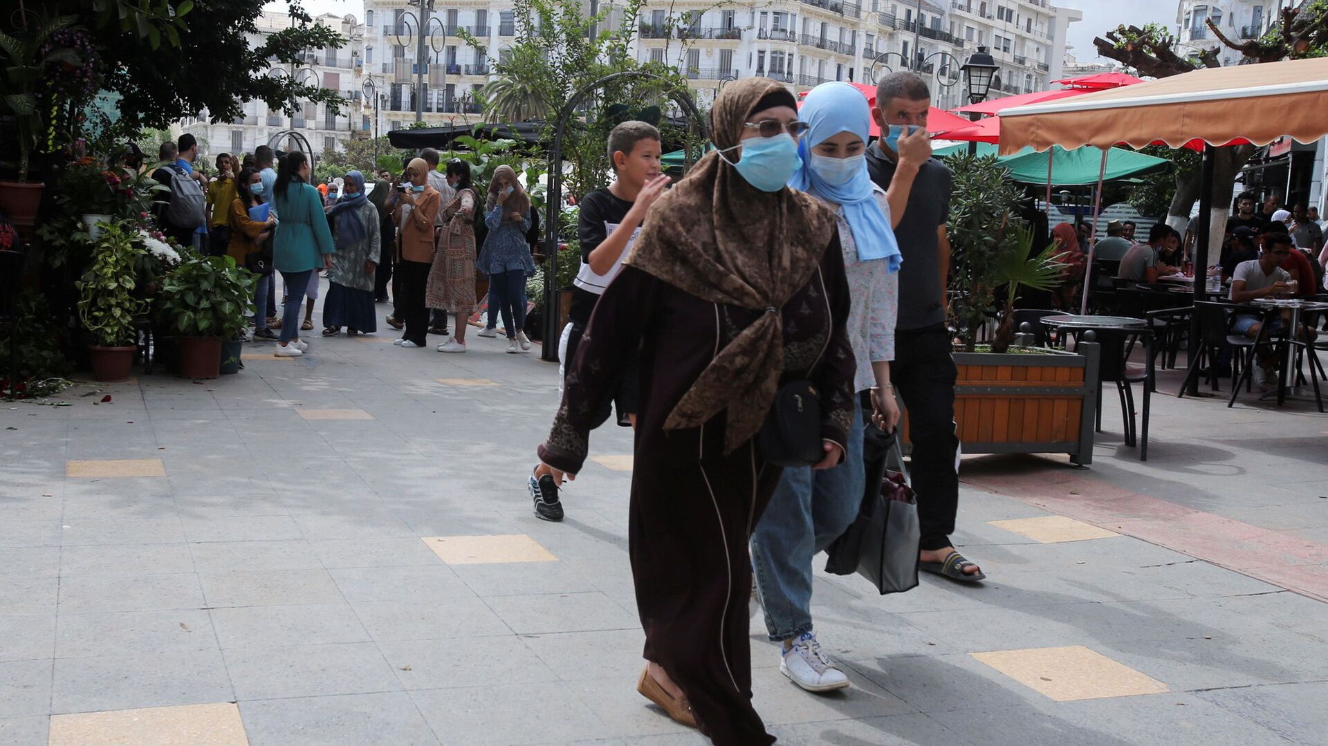مواطنون في أحد شوارع الجزائر في ظل تفشي كورونا - سبوتنيك عربي, 1920, 14.01.2022