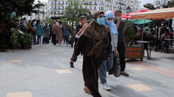مواطنون في أحد شوارع الجزائر في ظل تفشي كورونا - سبوتنيك عربي