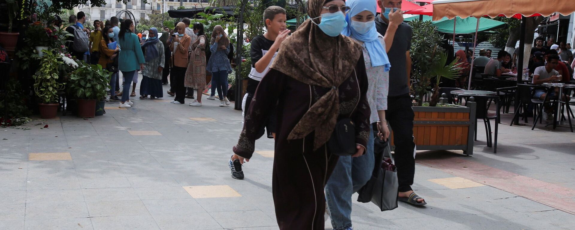 مواطنون في أحد شوارع الجزائر في ظل تفشي كورونا - سبوتنيك عربي, 1920, 14.01.2022