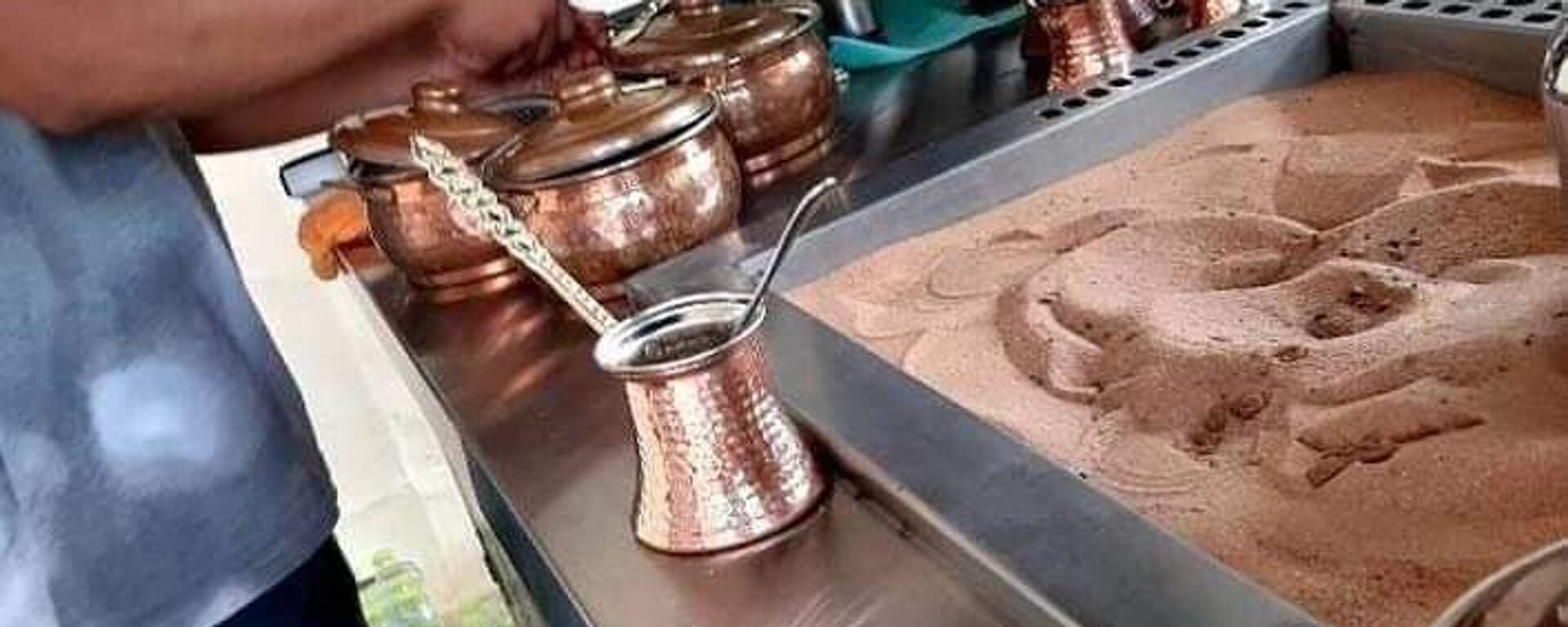 إعداد قهوة على الرمل في معرض ليبيا الأول للقهوة - سبوتنيك عربي, 1920, 02.10.2021