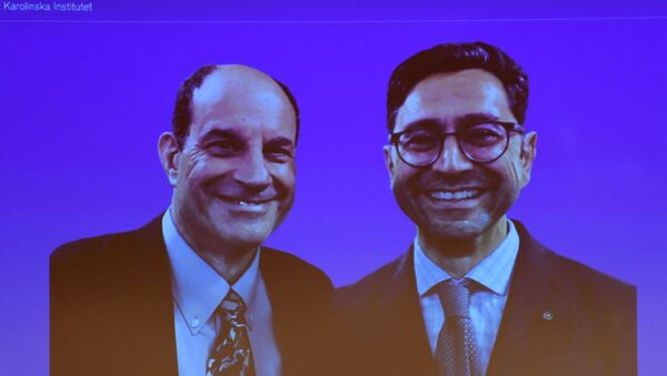 فوز الأمريكيين ديفيد جوليوس وأرديم باتابوتيان بجائزة نوبل للطب 2021 - سبوتنيك عربي