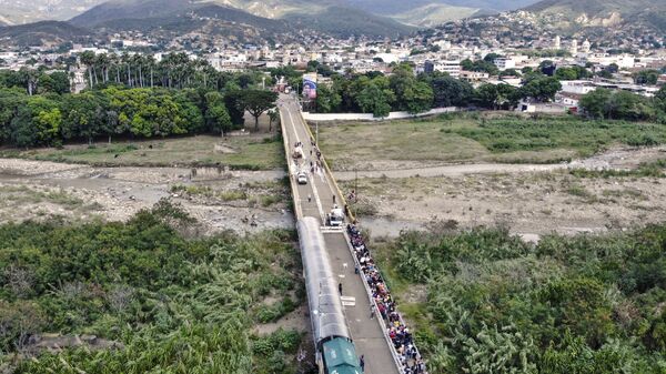 صورة أرشيفية.. إعادة فتح الحدود بين فنزويلا وكولومبيا، بعد خلاف سياسي بين البلدين في 2019ن 4 أكتوبر 2021 - سبوتنيك عربي
