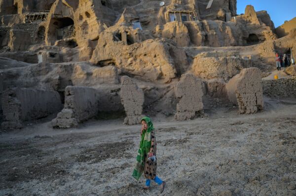 فتاة تسير بالقرب من كهوف في قرية باميان، أفغانستان 3 أكتوبر2021 - سبوتنيك عربي