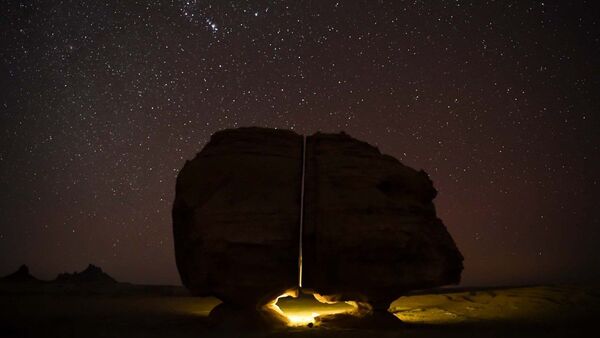 صخرة احصاة النصلة في السعودية من أعاجيب الطبيعة  - سبوتنيك عربي