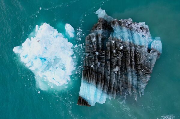 قطعة جليد أمام الجبل الجليدي إيكي في شمال إيلوليسات، غرينلاند ، 15 سبتمبر 2021 - سبوتنيك عربي