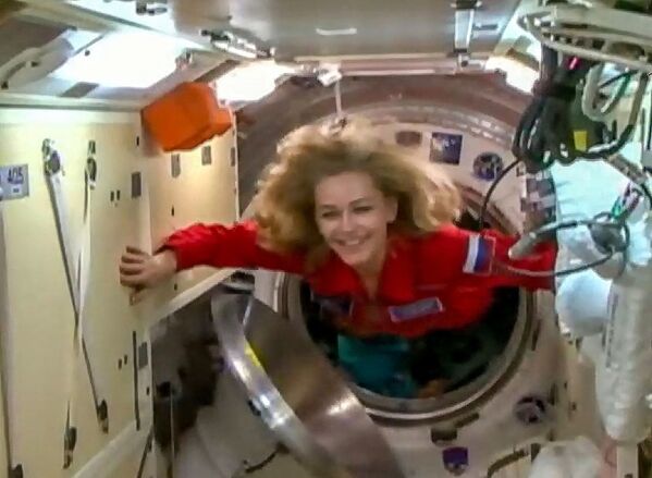 الممثلة الروسية يوليا بيريسيلد، ضمن طاقم مركبة سويوز إم إس-19 وطاقم فيلم التحدي الروسي، لحظة الانتقال إلى محطة الفضاء الدولية، 5 أكتوبر 2021 - سبوتنيك عربي