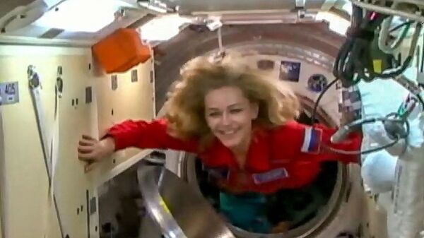 الممثلة الروسية يوليا بيريسيلد، ضمن طاقم مركبة سويوز إم إس-19 وطاقم فيلم التحدي الروسي، لحظة الانتقال إلى محطة الفضاء الدولية، 5 أكتوبر 2021 - سبوتنيك عربي