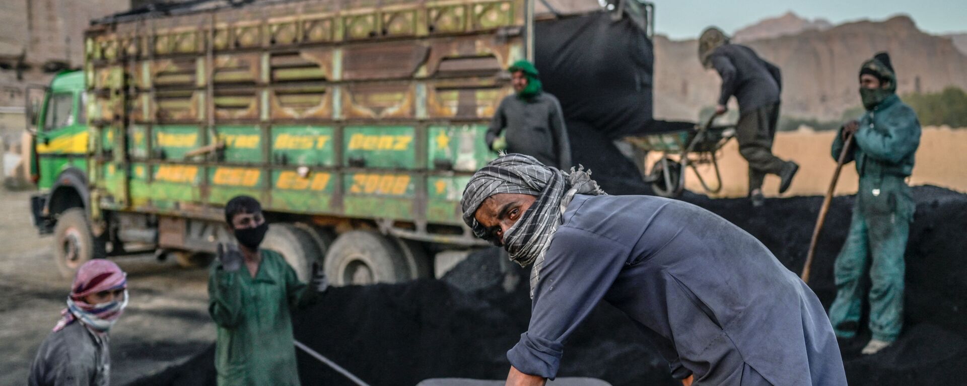 يستعد عمال الهزارة لتحميل الفحم على شاحنة بالقرب من الموقع الذي كان يقف فيه تمثال بوذا، قبل أن تدمره طالبان في مارس 2001، في مقاطعة باميان في 3 أكتوبر 2021. - سبوتنيك عربي, 1920, 22.11.2021
