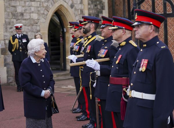 ملكة بريطانيا إليزابيث الثانية تلتقي بأعضاء الفوج الملكي للمدفعية الكندية في قلعة وندسور، وندسور، إنجلترا، 6 أكتوبر 2021. - سبوتنيك عربي