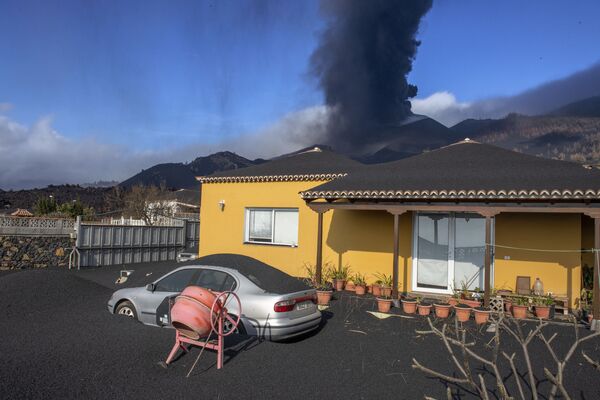 ثوران بركاني في جزيرة لا بالما بإسبانيا 4 أكتوبر 2021 - سبوتنيك عربي