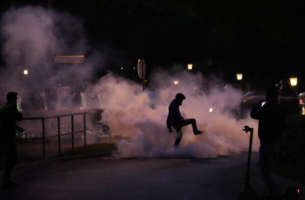 متظاهر يدوس على عبوة دخان خلال احتجاج ضد التطعيمات وإجراءات فيروس كورونا في ليوبليانا، سلوفينيا 5 أكتوبر 2021. - سبوتنيك عربي
