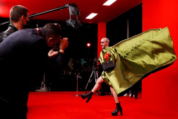 ضيف يصل إلى الحمراء من عرض أزياء مجموعة صيف 2022 من بالينسياغا، في إطار أسبوع الموضة في باريس، فرنسا، 2 أكتوبر 2021. - سبوتنيك عربي
