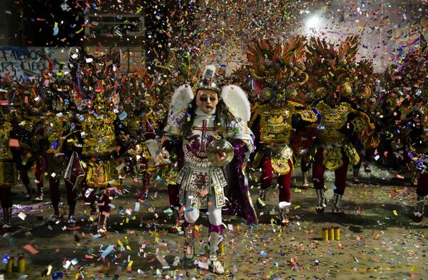 يؤدي الناس رقصة ديابلادا دي أورورو في أورورو، بوليفيا،1 أكتوبر 2021.
دعت السلطات المحلية Diablazo Plurinacional للمطالبة بـديابلادا (Diablada)، وهي الرقصة الرئيسية في أورورا كرنفال، باعتبارها رقصة خاصة بها استجابةً لبيرو التي أعلنت أن الرقص جزء من التراث الثقافي لبلدها. - سبوتنيك عربي