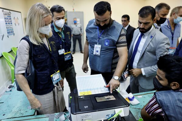 فيولا فون كرامون، رئيسة بعثة الاتحاد الأوروبي لمراقبة الانتخابات في جمهورية العراق، تزور مركز اقتراع خلال التصويت المبكر للانتخابات البرلمانية العراقية في عملية خاصة، في بغداد، العراق، 8 أكتوبر 2021. - سبوتنيك عربي
