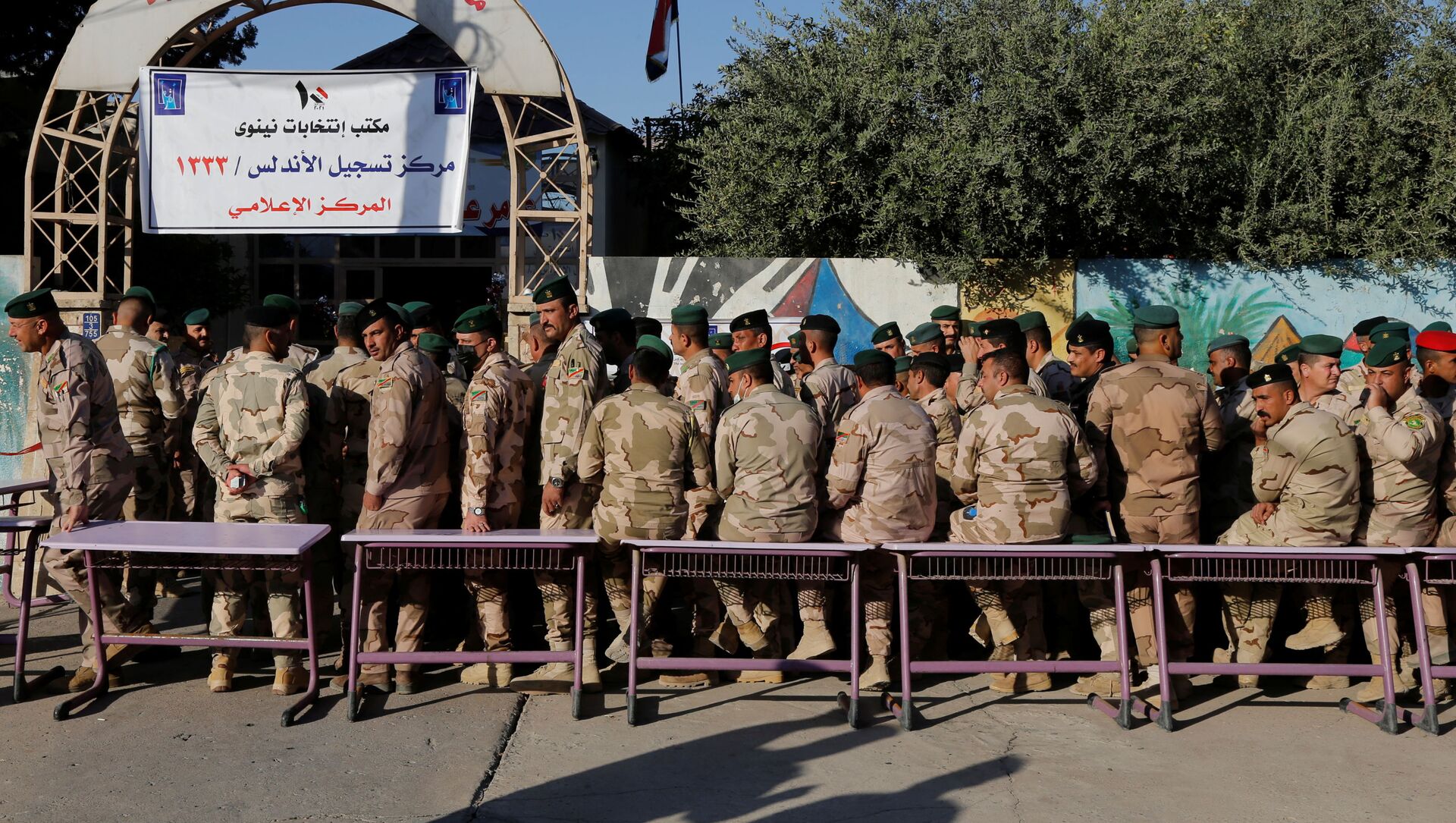 قوات الأمن العراقي تشارك في التصويت في الانتخابات العراقية في الموصل، العراق 8 أكتوبر 2021 - سبوتنيك عربي, 1920, 13.10.2021