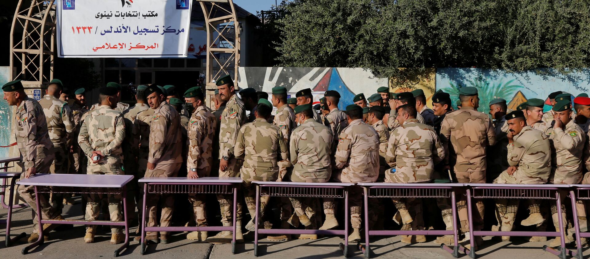 قوات الأمن العراقي تشارك في التصويت في الانتخابات العراقية في الموصل، العراق 8 أكتوبر 2021 - سبوتنيك عربي, 1920, 13.10.2021