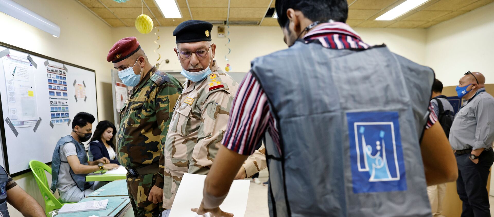قوات الأمن العراقي تشارك في التصويت في الانتخابات العراقية في بغداد، العراق 8 أكتوبر 2021 - سبوتنيك عربي, 1920, 12.10.2021